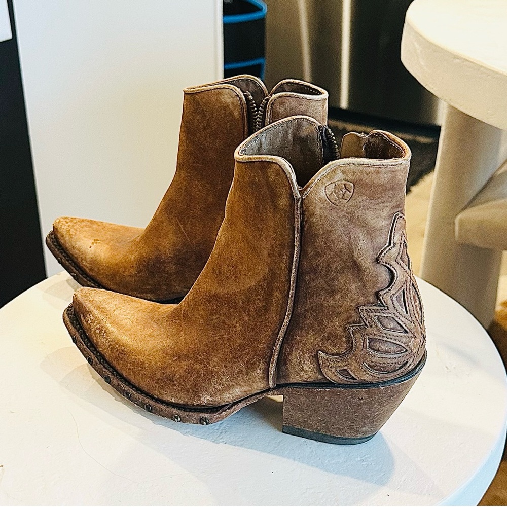 NEW Ariat leather women’s boots- size 8.5